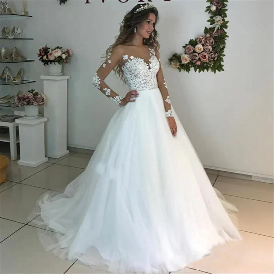 Robe de mariée MYYBLE Illusion à manches longues et décolleté arrondi, ornée d'appliqués de dentelle et d'un dos transparent, en tulle blanc/ivoire.