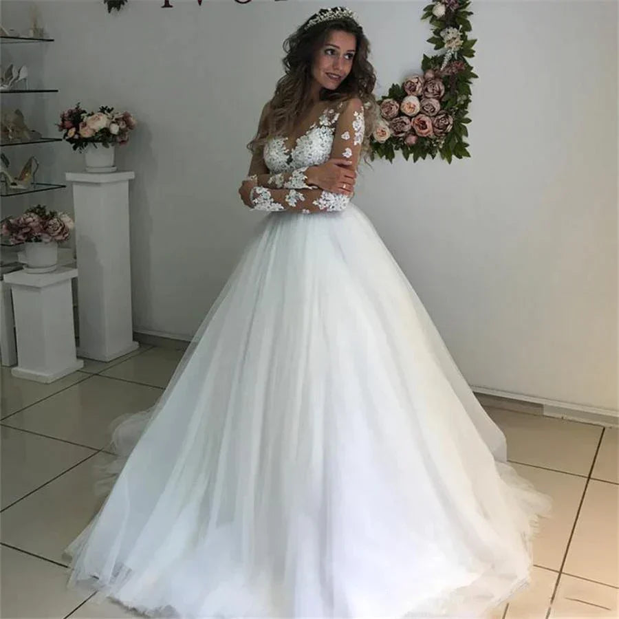Robe de mariée MYYBLE Illusion à manches longues et décolleté arrondi, ornée d'appliqués de dentelle et d'un dos transparent, en tulle blanc/ivoire.