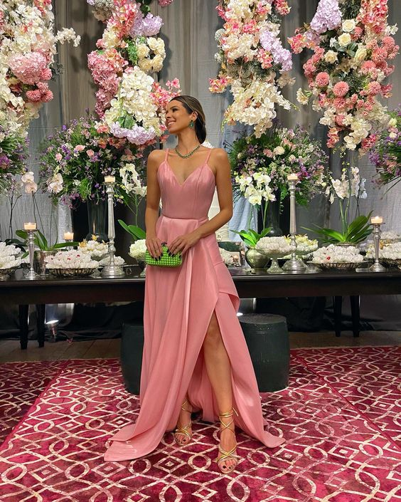 Vestido de noche rosa satinado con tirantes finos y corte en A Y4728