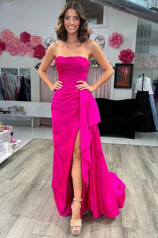 Robe de bal fourreau bustier en satin magenta froncée avec traîne.