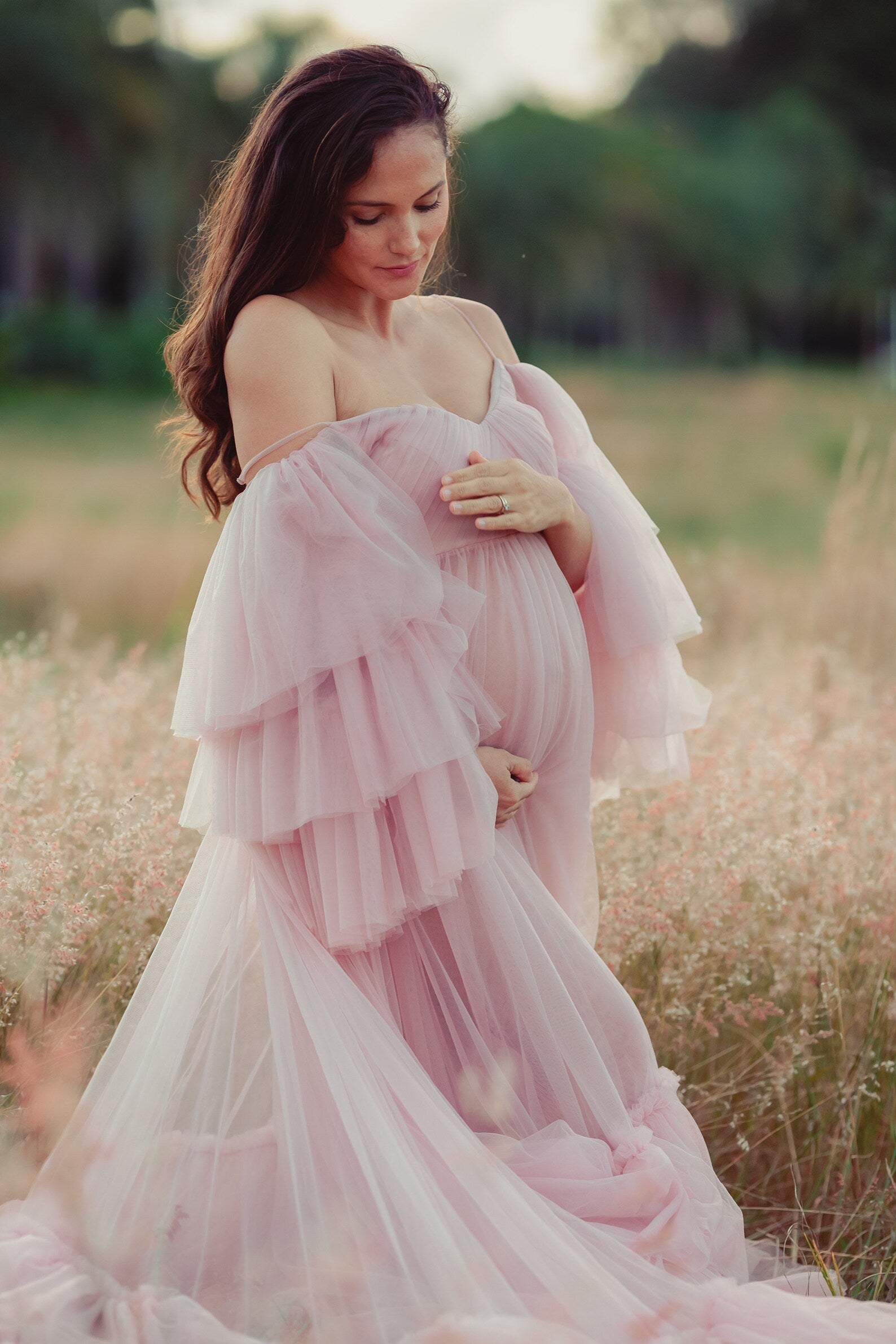 Bata de maternidad con escote en forma de corazón color ruborizado para sesión de fotos con tirantes finos 