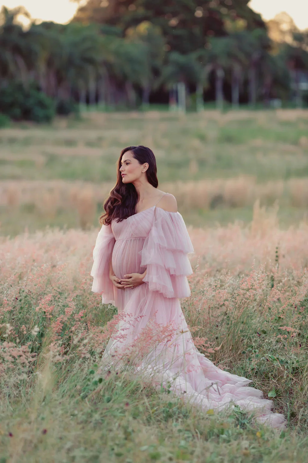 Bata de maternidad con escote en forma de corazón color ruborizado para sesión de fotos con tirantes finos 
