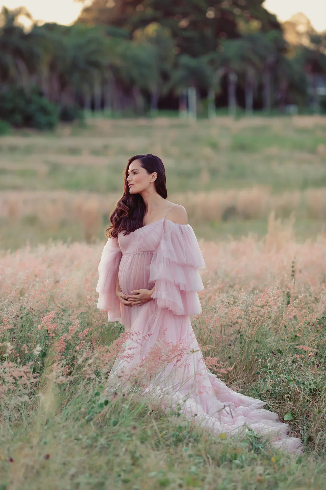 Bata de maternidad con escote en forma de corazón color ruborizado para sesión de fotos con tirantes finos 