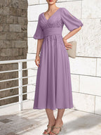 Vestido de novia de gasa de encaje, corte en A, escote en V y largo hasta la rodilla, con pliegues.