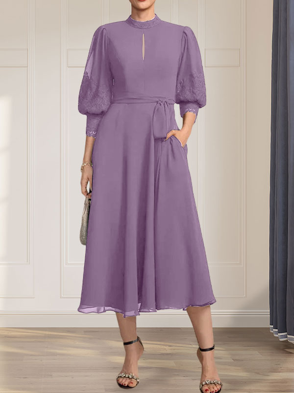 Vestido de corte A, cuello alto, largo midi, encaje y gasa para la madre de la novia con lazo.