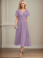 Vestido de novia de gasa de encaje, corte en A, escote en V y largo hasta la rodilla. 