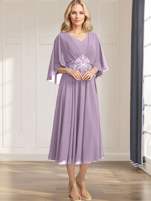 Robe de mariée trapèze en mousseline de soie, longueur thé, col en V, ornée de sequins plissés, d'appliques de dentelle et de perles. 