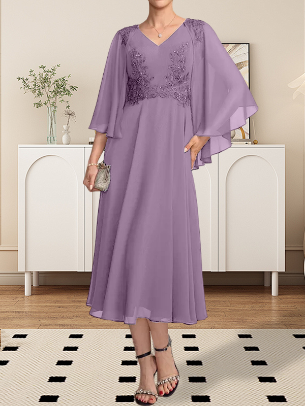 Vestido de corte A, escote en V, largo hasta la rodilla, de gasa, encaje, con lentejuelas y pedrería para la madre de la novia.