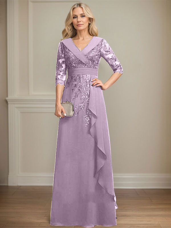 Vestido de novia de corte línea A, cuello en V, largo hasta el suelo, de encaje y gasa, con lentejuelas y volantes en cascada. 
