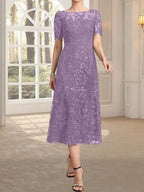Vestido de novia de encaje con lentejuelas, corte en A, escote redondo ilusión y largo hasta la rodilla.