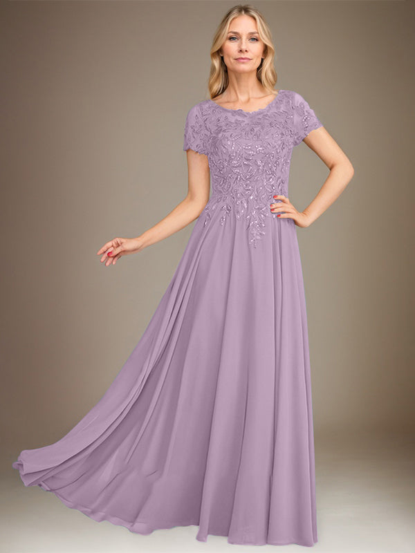 Robe de mariée longue en mousseline de soie, coupe trapèze, décolleté rond, ornée d'appliqués et de sequins, idéale pour la mère de la mariée. 