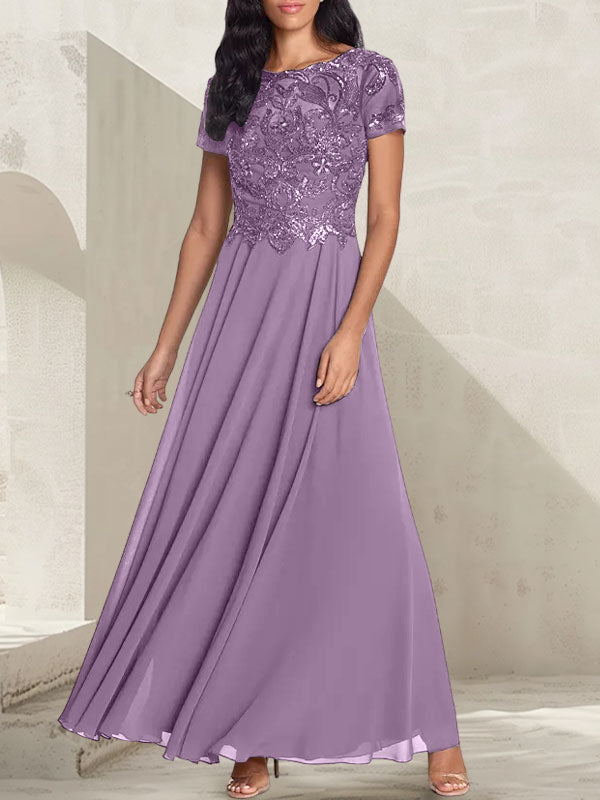 Vestido largo de corte A, color gris carbón, con escote redondo y detalles de pedrería, ideal para la madre de la novia.