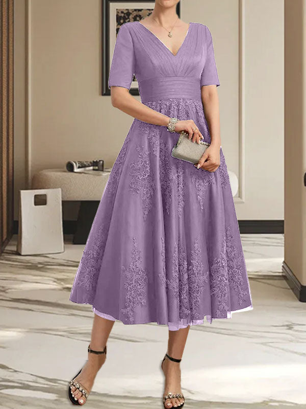 Vestido de tul y encaje para la madre de la novia, corte en A, escote en V, largo hasta la rodilla, con pliegues