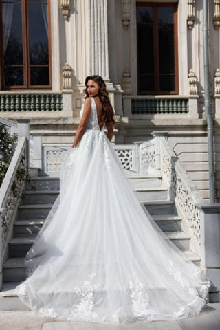 Vestido de novia de corte sirena, estilo princesa, de gasa, con escote en V y apliques.