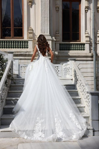 Vestido de novia de corte sirena, estilo princesa, de gasa, con escote en V y apliques.