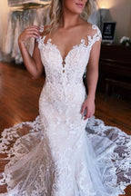 Vestidos de novia de tul con escote corazón, hombros descubiertos y encaje, estilo sirena.