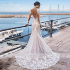 Robe de mariée sirène sexy dos nu à manches longues, broderies et applications de dentelle, idéale pour un mariage sur la plage ou une fête.