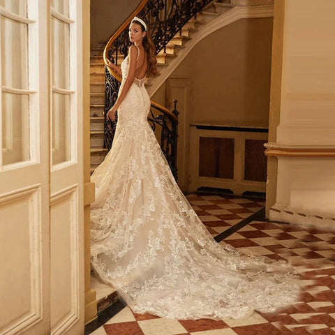 Vestidos de novia estilo sirena 2023 para mujer, sexys, con escote en V, apliques de encaje, tirantes finos y espalda descubierta.