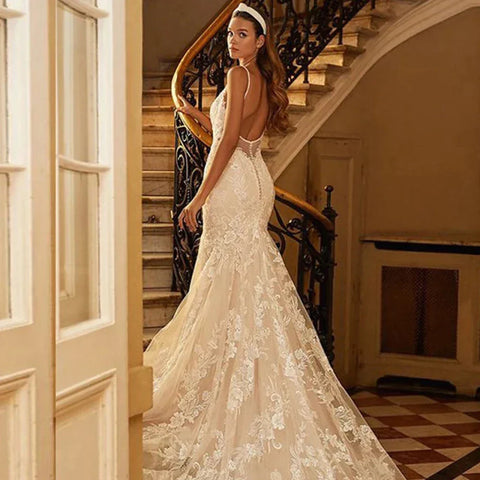 Vestidos de novia estilo sirena 2023 para mujer, sexys, con escote en V, apliques de encaje, tirantes finos y espalda descubierta.