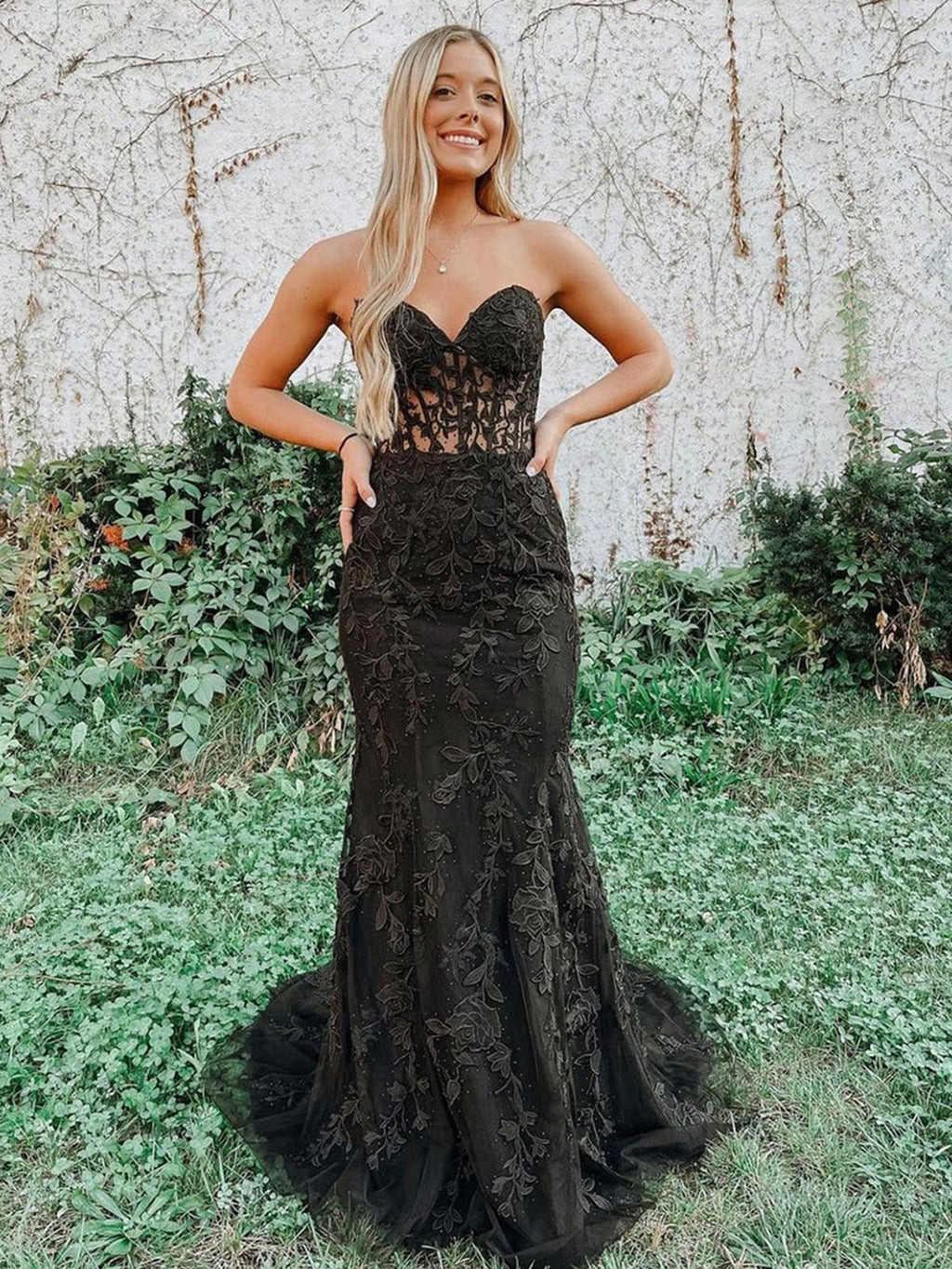 Robe de bal longue sirène en dentelle avec décolleté cœur et appliques