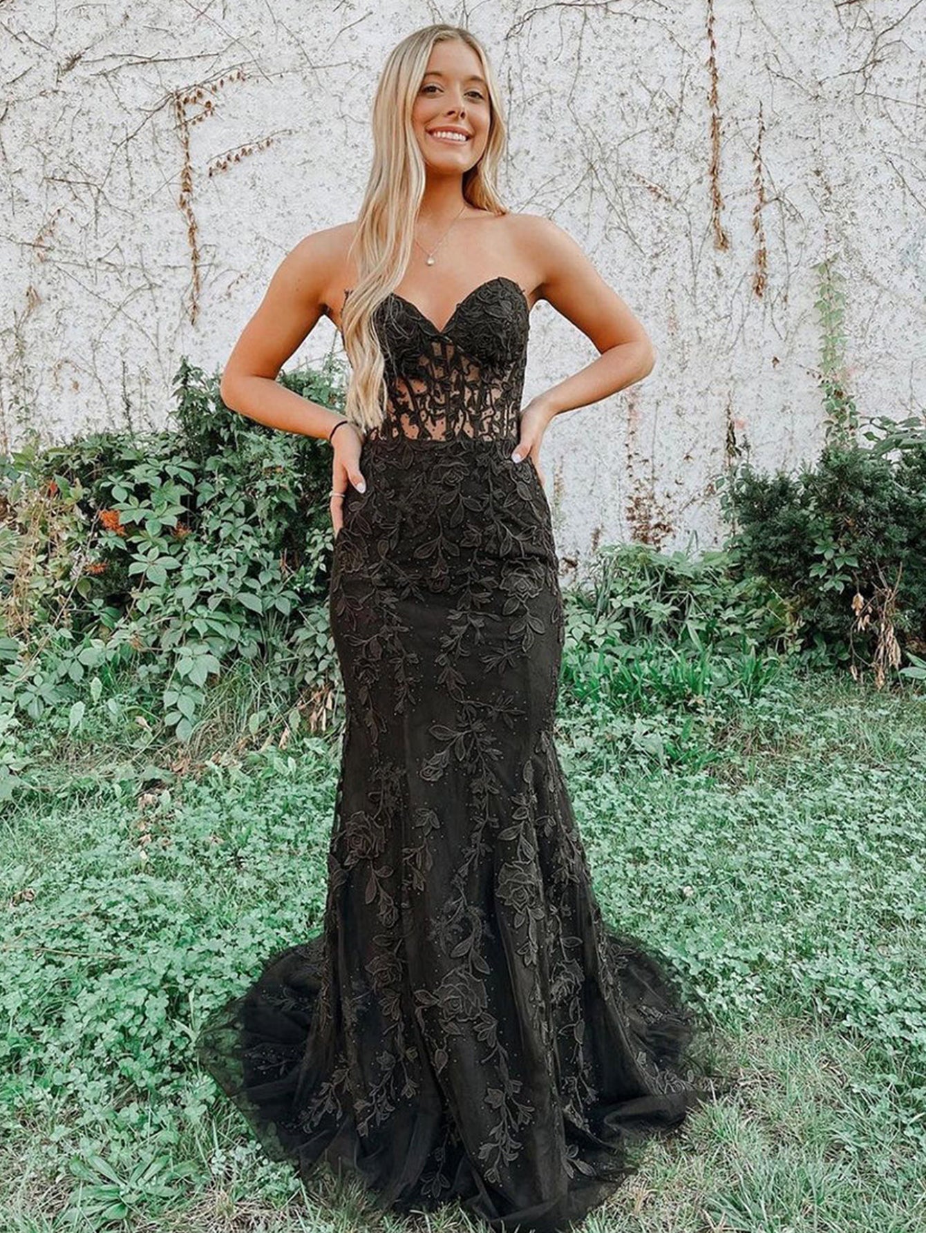 Robe de bal longue sirène en dentelle avec décolleté cœur et appliques