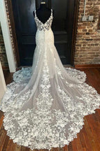 Vestido de novia largo de sirena con encaje floral color marfil y escote en V WD626