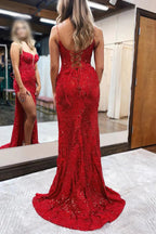 Robe de bal rouge sirène à fines bretelles et appliques, fendue.