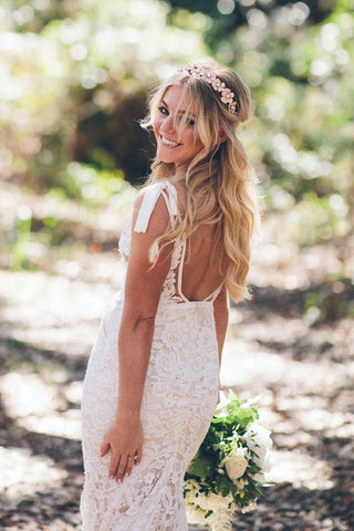 Vestido de novia de encaje con escote en V estilo sirena y cola corta WD691