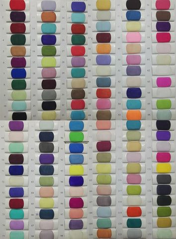 Robe de bal sans manches en tulle à col montant et décolleté rond, avec traîne. 