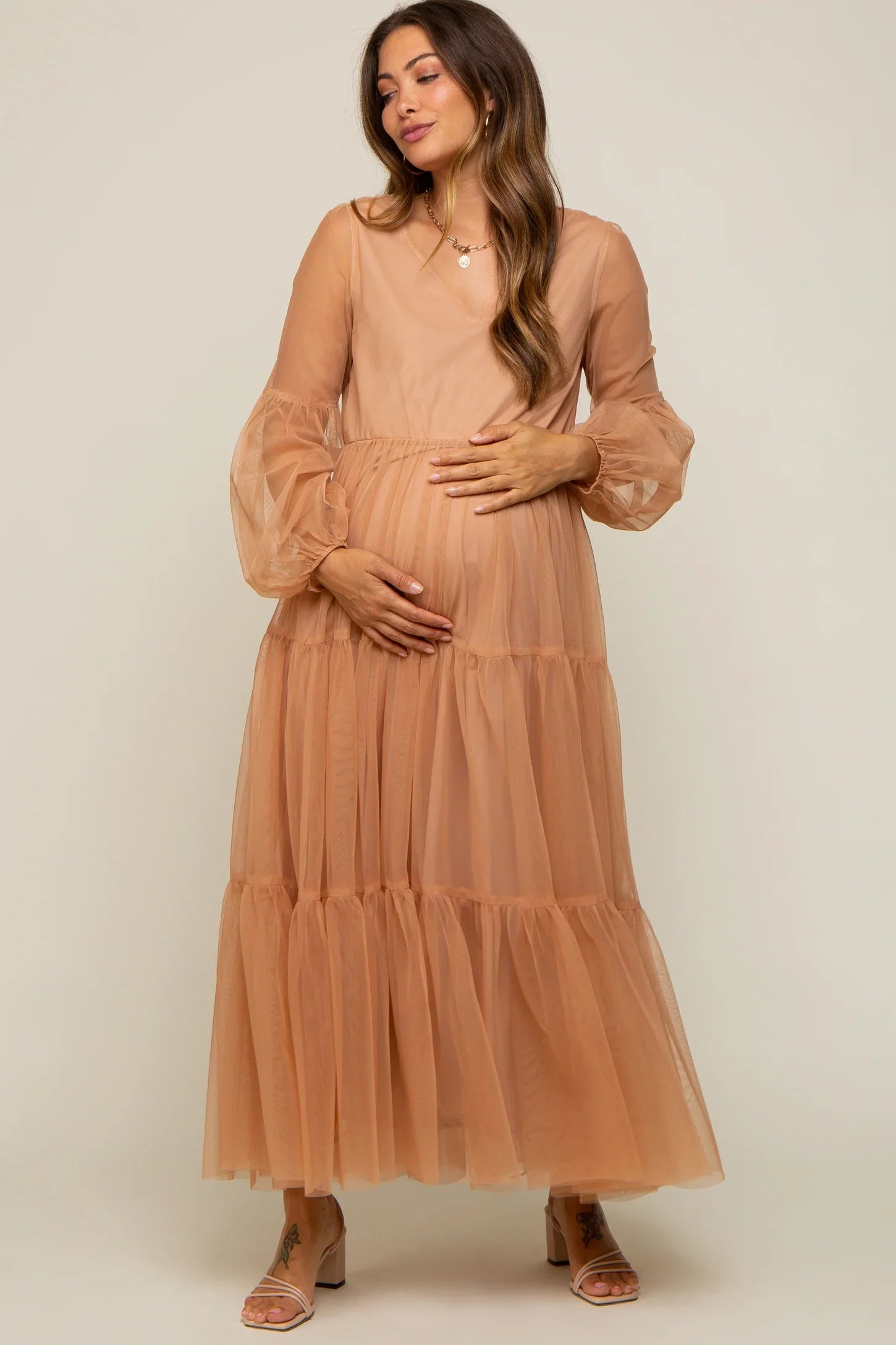 Vestido de maternidad de malla escalonada 