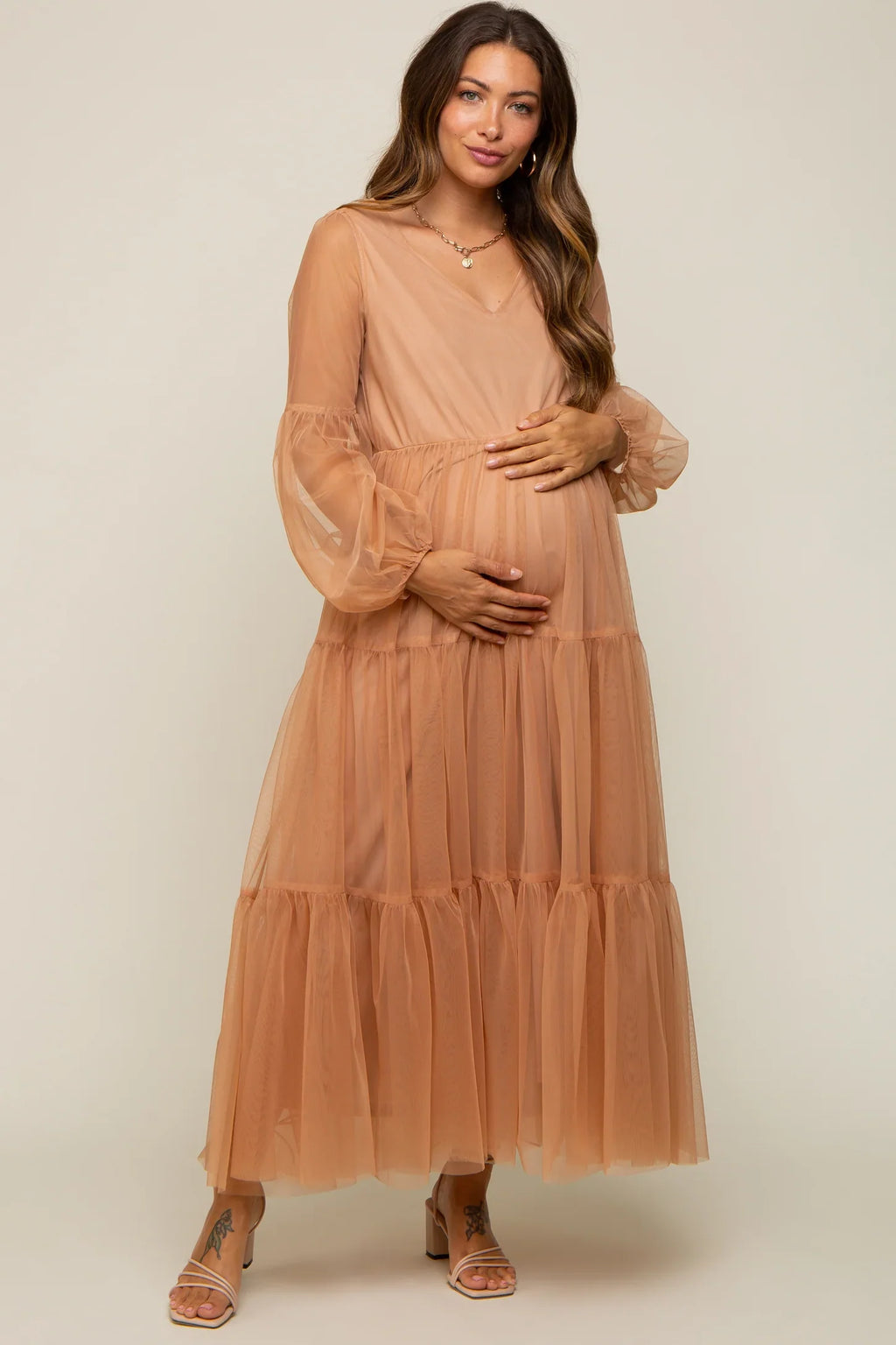 Vestido de maternidad de malla escalonada 