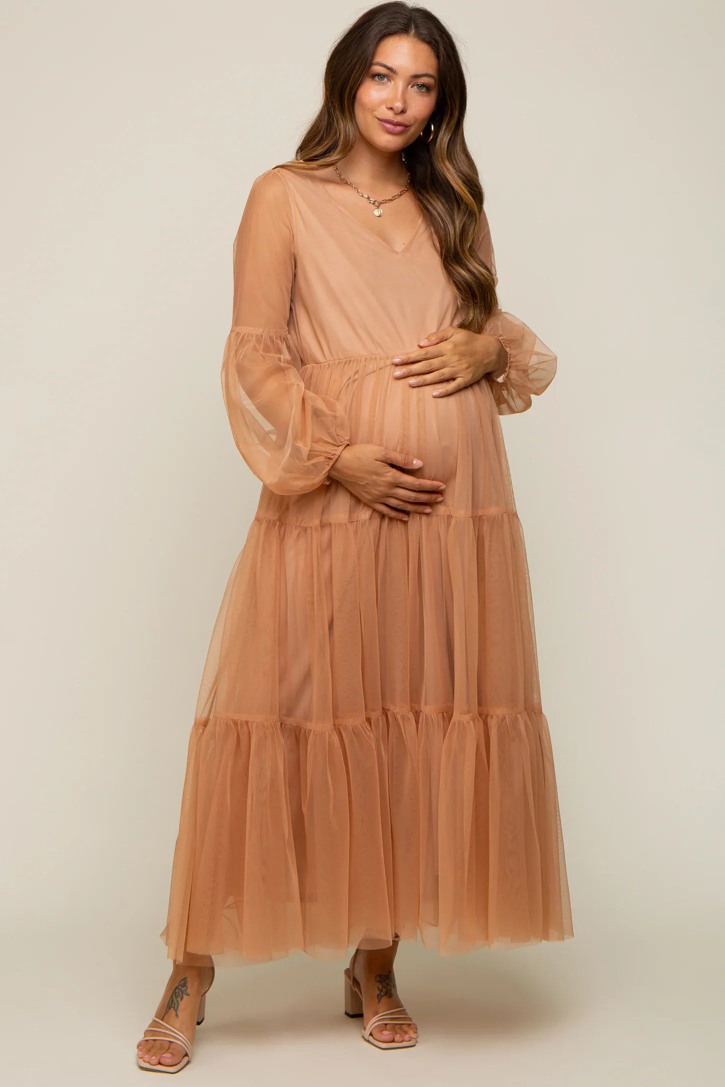 Vestido de maternidad de malla escalonada 