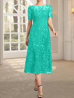 Vestido de novia de encaje con lentejuelas, corte en A, escote redondo ilusión y largo hasta la rodilla.