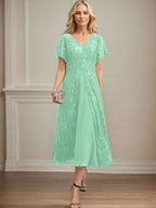 Vestido de novia de gasa de encaje, corte en A, escote en V y largo hasta la rodilla. 