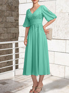 Vestido de novia de gasa de encaje, corte en A, escote en V y largo hasta la rodilla, con pliegues.
