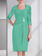 Vestido de corte recto/columna, escote corazón, largo hasta la rodilla, de gasa, con apliques de cuentas, encaje, lentejuelas y pliegues para la madre de la novia.
