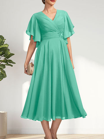 Vestido de corte A, escote en V, largo té, de gasa, para la madre de la novia, con plisados ​​y cuentas.