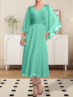 Vestido de corte A, escote en V, largo hasta la rodilla, de gasa, encaje, con lentejuelas y pedrería para la madre de la novia.
