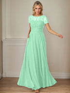Robe en mousseline de soie bleu marine foncé, coupe trapèze, col bateau et sequins 