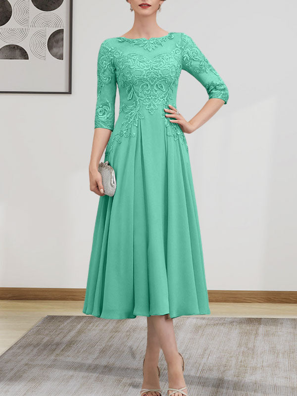 Robe de mariée trapèze en mousseline de soie et dentelle, longueur thé, ornée de perles et de sequins, avec décolleté en A et effet illusion.