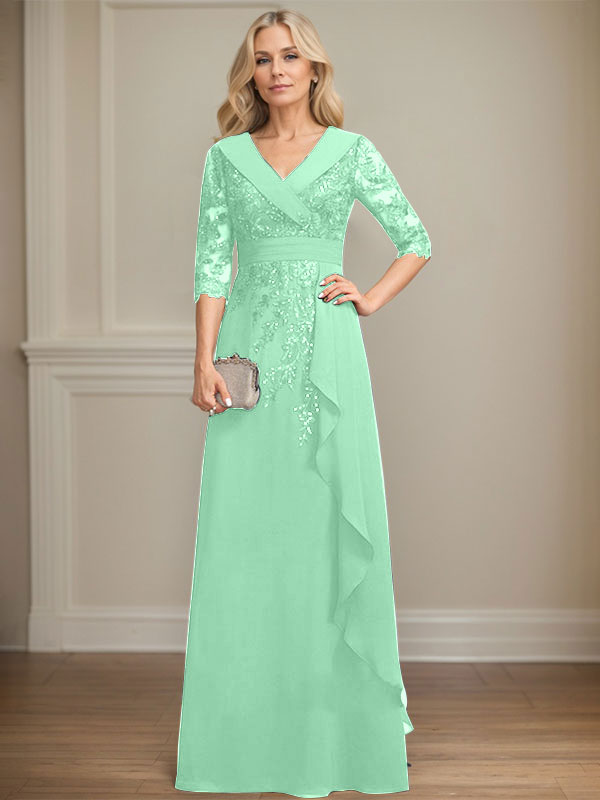 Vestido de novia de corte línea A, cuello en V, largo hasta el suelo, de encaje y gasa, con lentejuelas y volantes en cascada. 