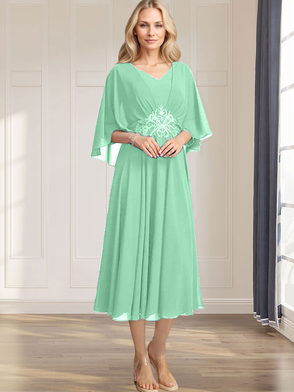 Robe de mariée trapèze en mousseline de soie, longueur thé, col en V, ornée de sequins plissés, d'appliques de dentelle et de perles. 