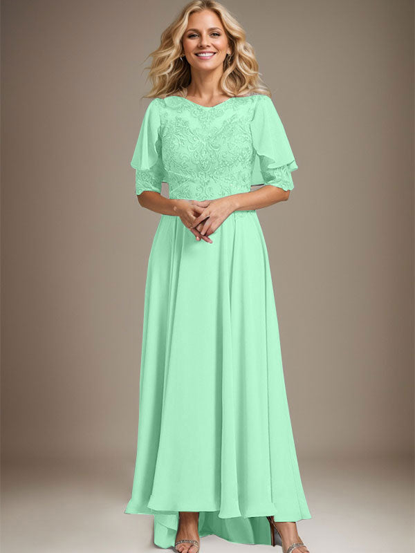 Vestido de novia asimétrico de gasa con encaje, corte en A, escote redondo y ilusión, con pedrería. 
