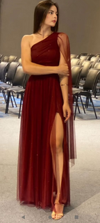 Robe de soirée élégante en tulle bordeaux, coupe trapèze, avec fente Y7159
