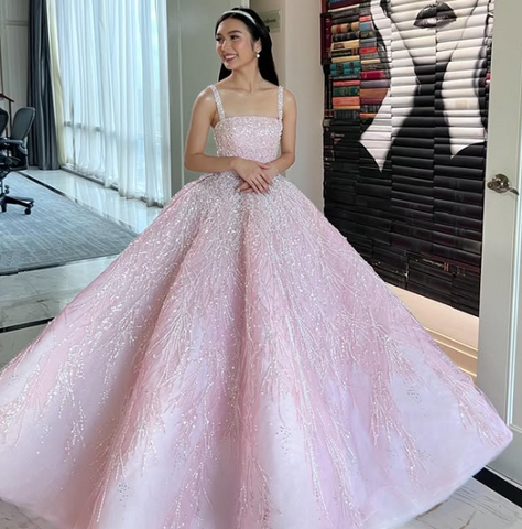 Vestido de gala largo rosa con tirantes, lentejuelas y cuentas, ideal para ocasiones formales (modelo Y4918)