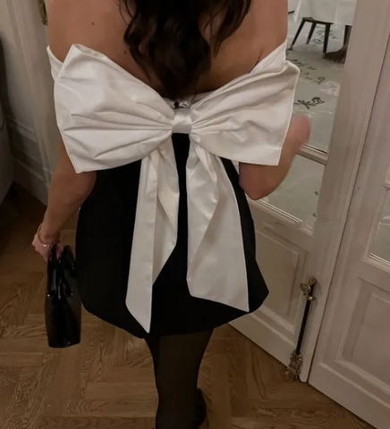 Elegante vestido de fiesta negro de satén sin tirantes, corte en A, con lazo Y8508