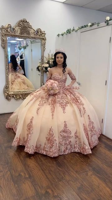 Vestido de princesa con escote corazón y falda vaporosa en oro rosa, ideal para quinceañeras (16 años), con apliques de cuentas (Y827)