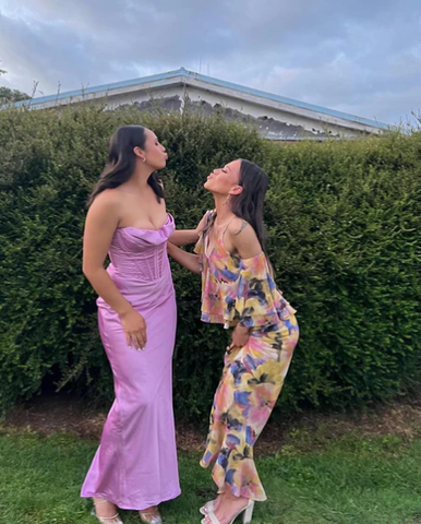 Vestido de noche sencillo de satén lavanda con tirantes finos, corte recto, ideal para fiestas y graduaciones (Y8094)