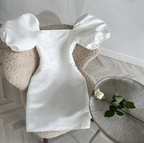 Vestido blanco de fiesta con escote cuadrado y mangas abullonadas Y2534