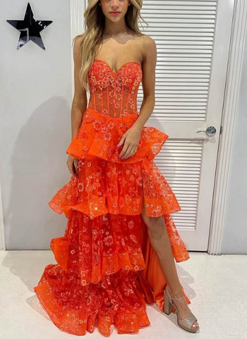 Vestido de fiesta naranja elegante, sin tirantes, corte en A, con encaje, apliques en capas y abertura lateral Y7885